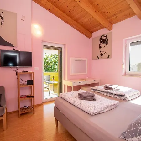 Villa Gaya In Porec,istrien By Istrabook *